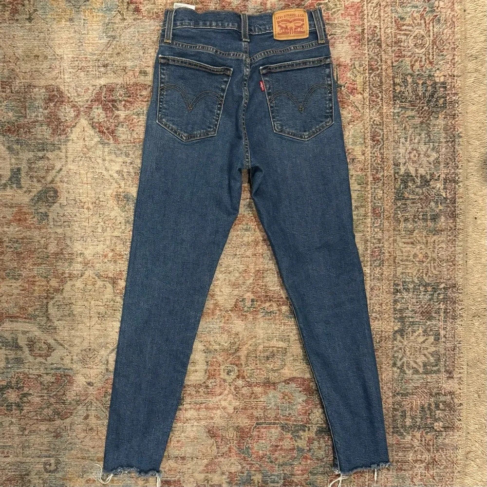 Levi’s Premium Raw Hem Wedgie Fit Skinny Jeans, size 25 - Image 6