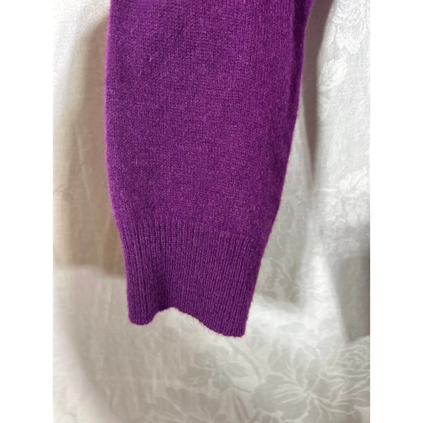 Halogen 100% Cashmere Sweater Medium Purple V Neck Classic - Image 2