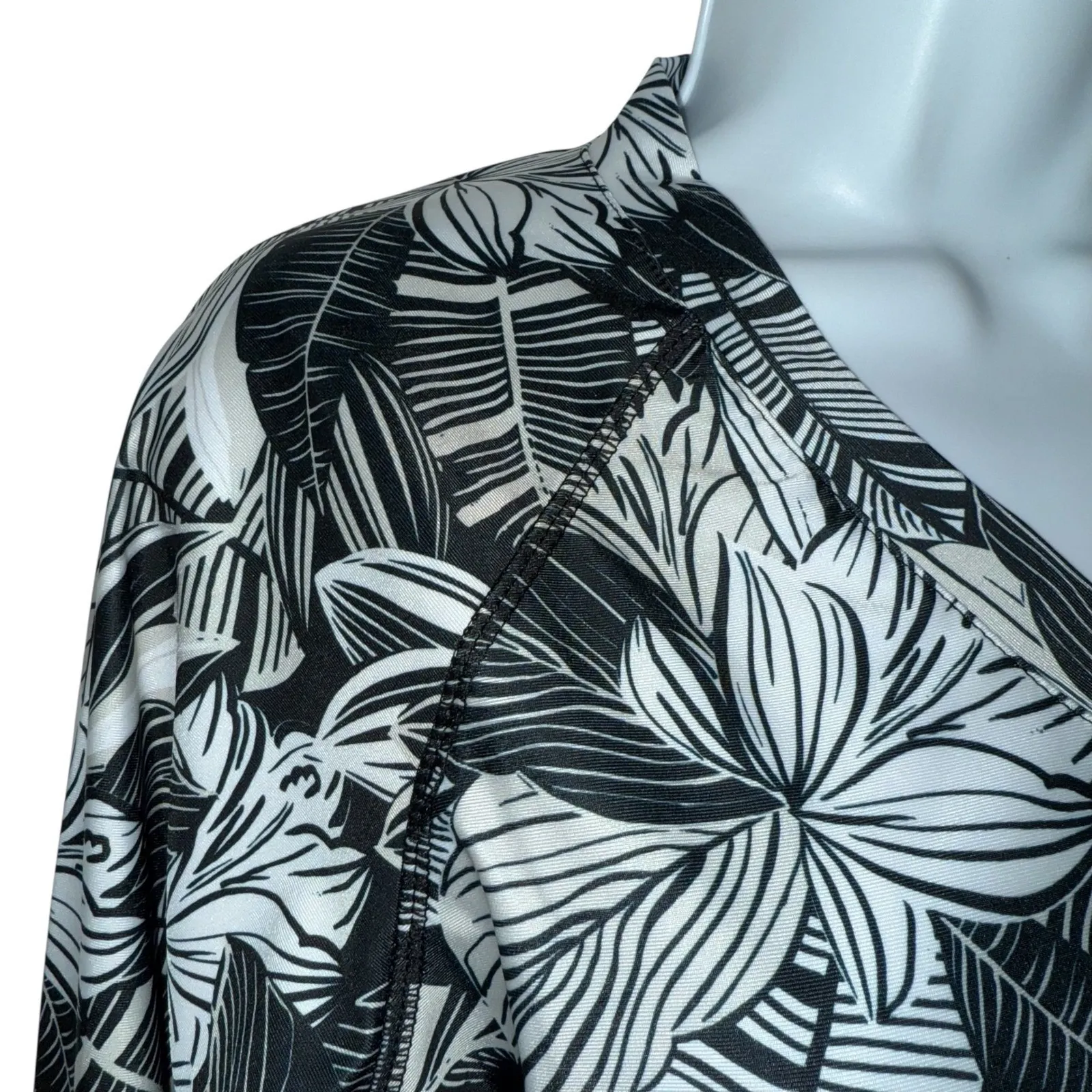 UV SKINZ UPF 50+ Sunwear Top Black White Leaf Floral 3/4 Sleeve Rash Guard EUC M Size M - Image 4
