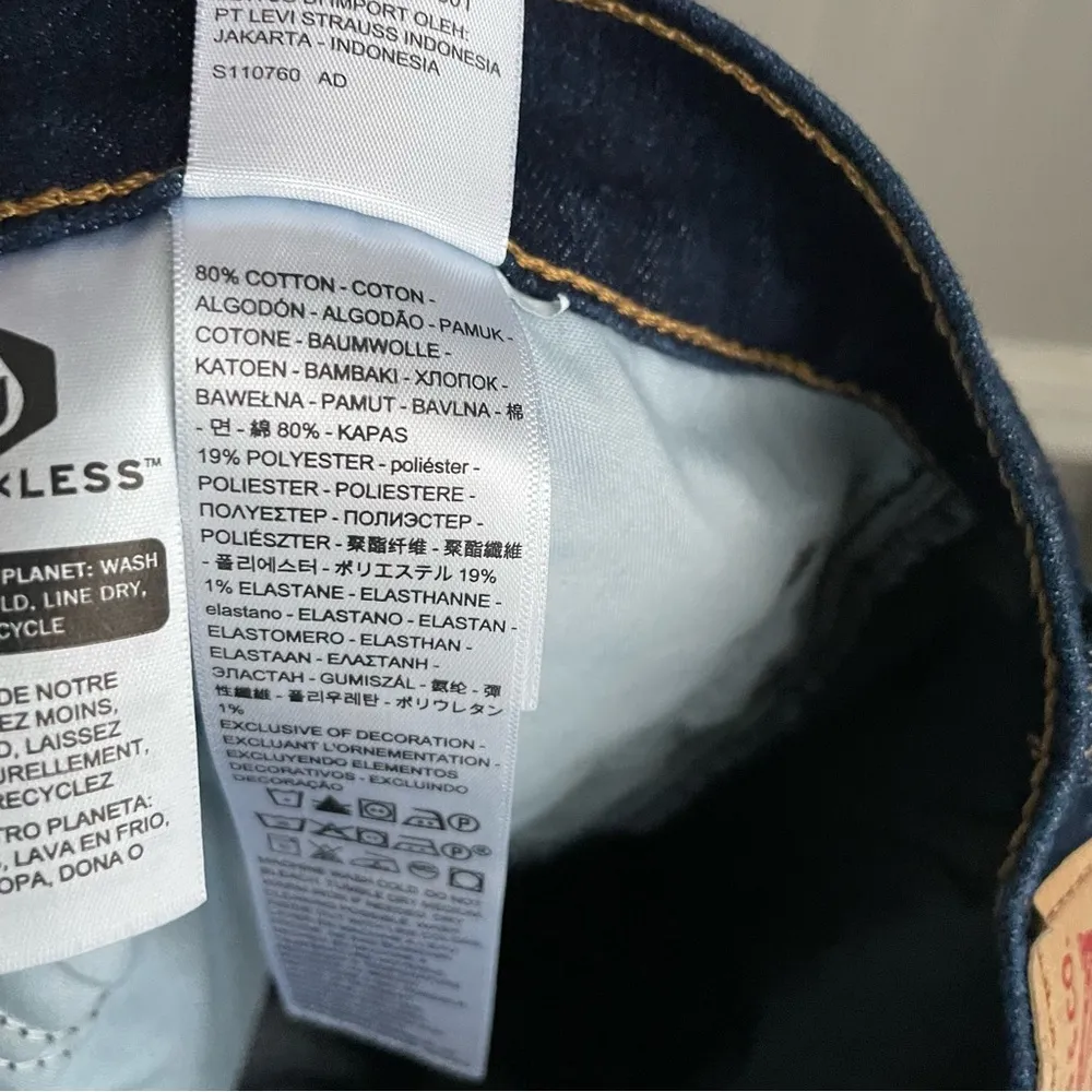 Levi’s Women's Plus Size 724 High-Rise Straight Jeans Size 18W Short Dark Wash - Image 14