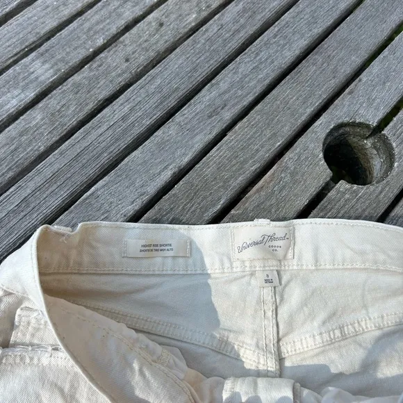 Universal Threads Highest‎ Rise White Vintage Stretch Denim Shorts size 8 - Image 4