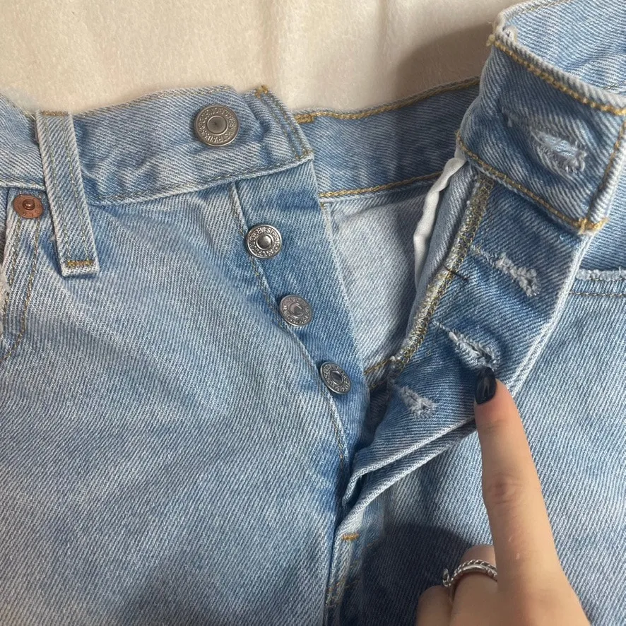 Levi's 501‎ Denim Cutoff Shorts Women's Size 27 Light Wash Frayed Hem - Image 2