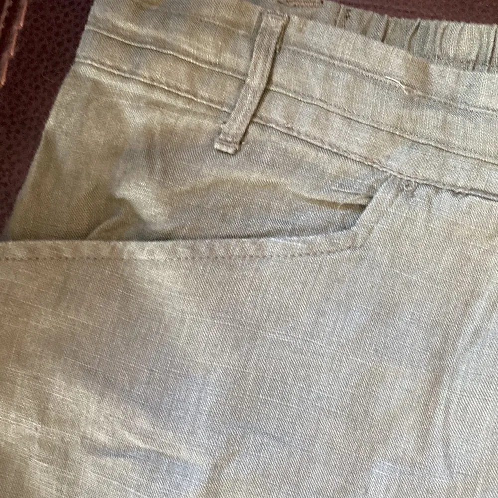 Ellen Tracy army green pull on linen shorts - Image 3