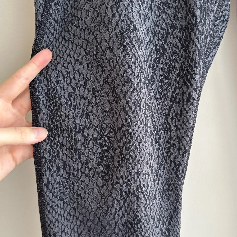 All In Motion Women's Snake Print Jacquard Leggings, Dark Grey, Size Medium - Image 10
