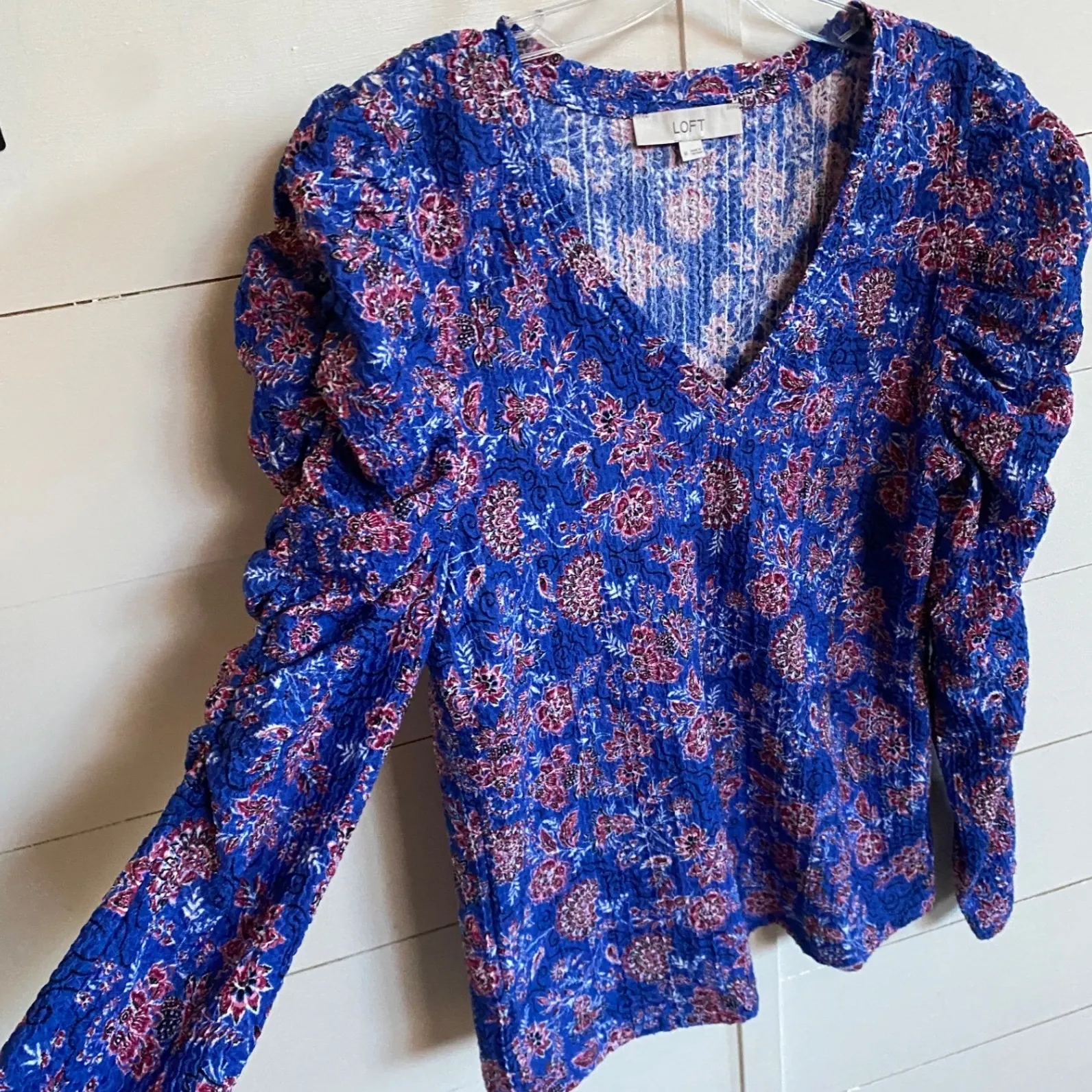 LOFT Blue Floral Puff Sleeve V Neck Smocked Texture Blouse Women's Size M - Image 7