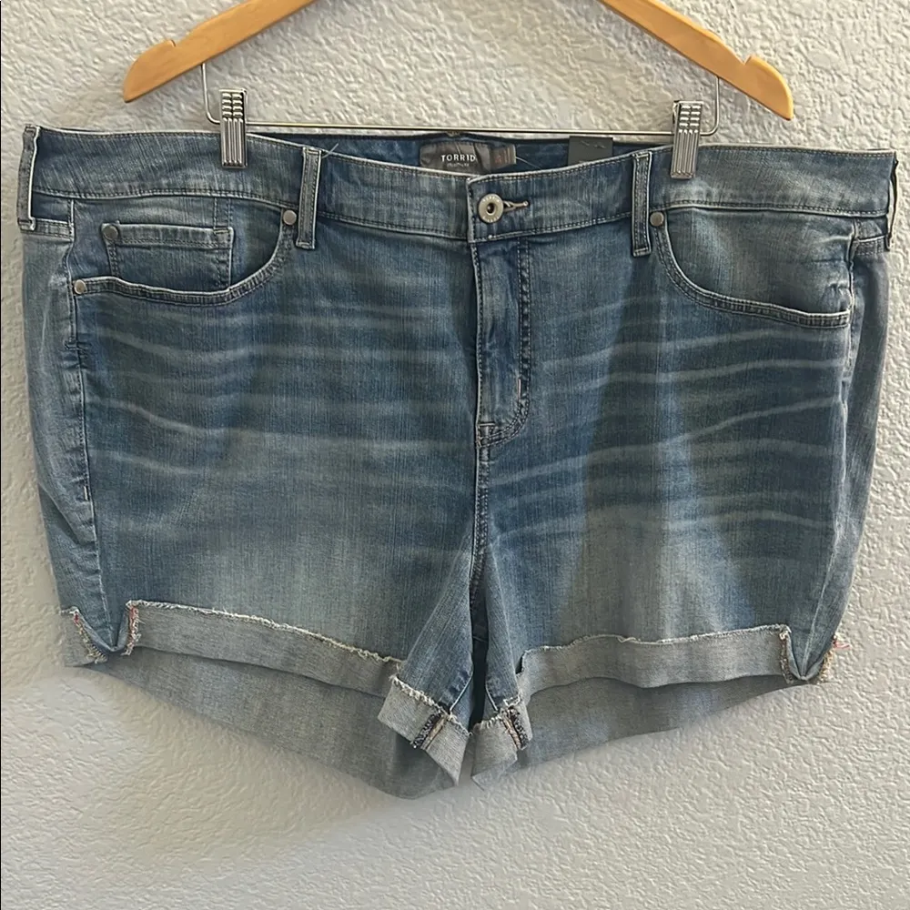 Torrid 5 INCH VINTAGE STRETCH MID-RISE SHORT SIZE 26 - Image 3