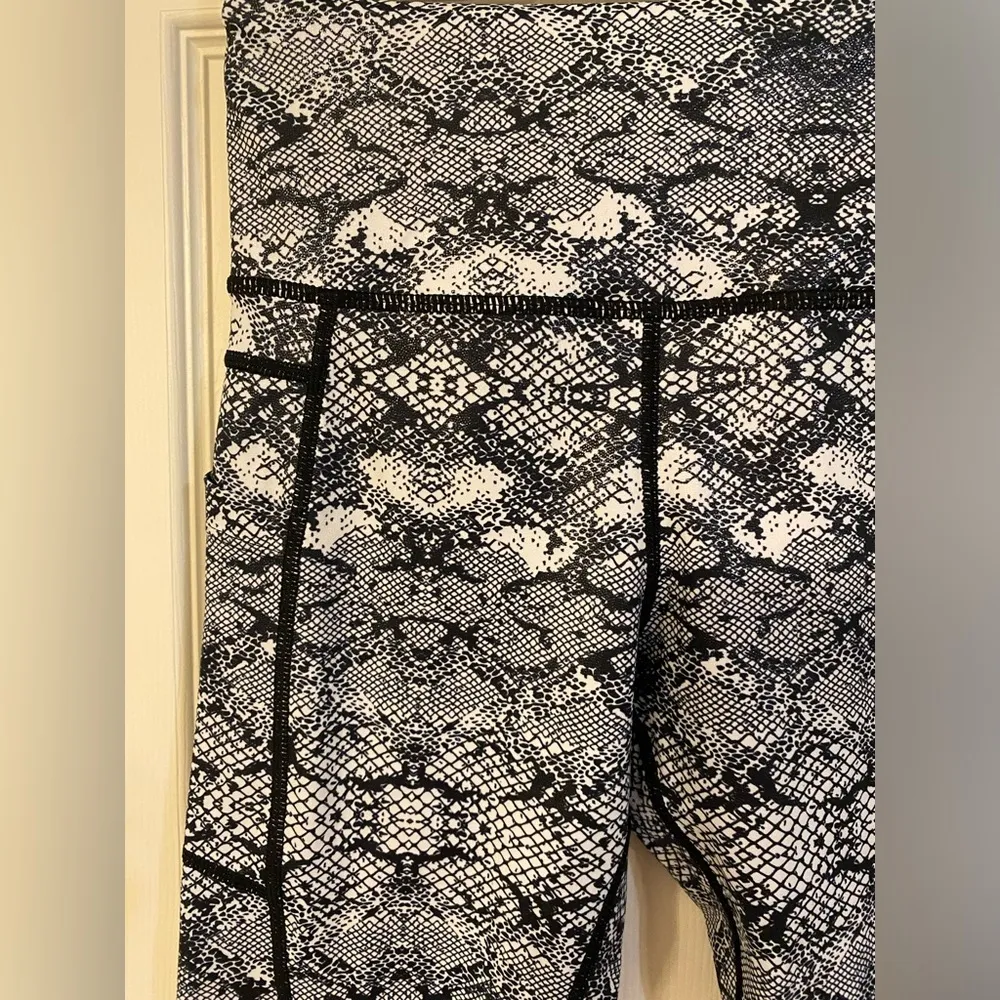 ZYIA | Black & White Capri Yoga Pants, Size XS - Image 2