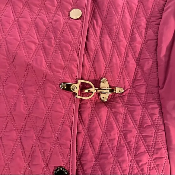 Gorgeous Dismero Pink Quilted Button Front‎ Jacket with gold toggle. Size 8 - Image 5