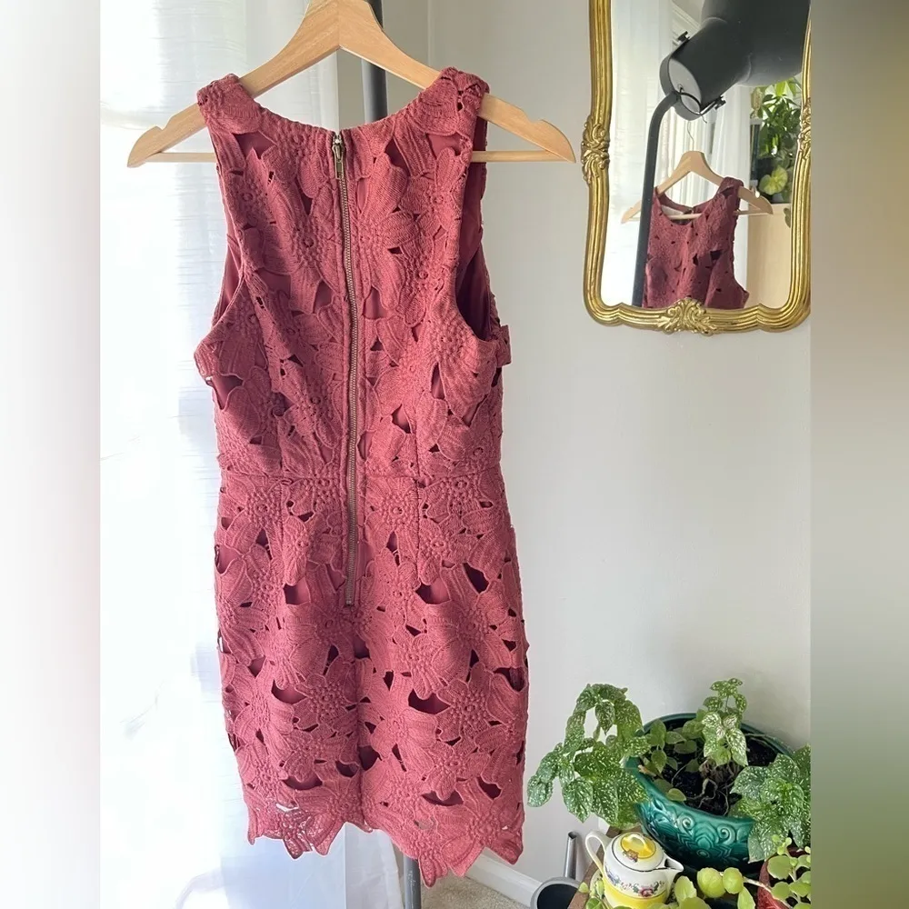 ASTR The Label Floral Overlay Sleeveless Sheath Dress‎ in Blush Pink/Woodrose - Image 3