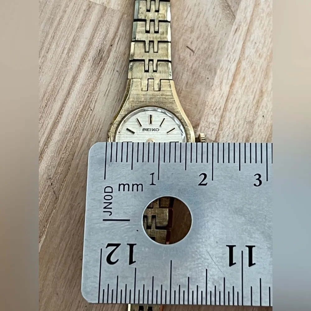 Seiko Ladies Watch Vintage Gold Tone Metal Bracelet and Dial Mechanical - Image 9