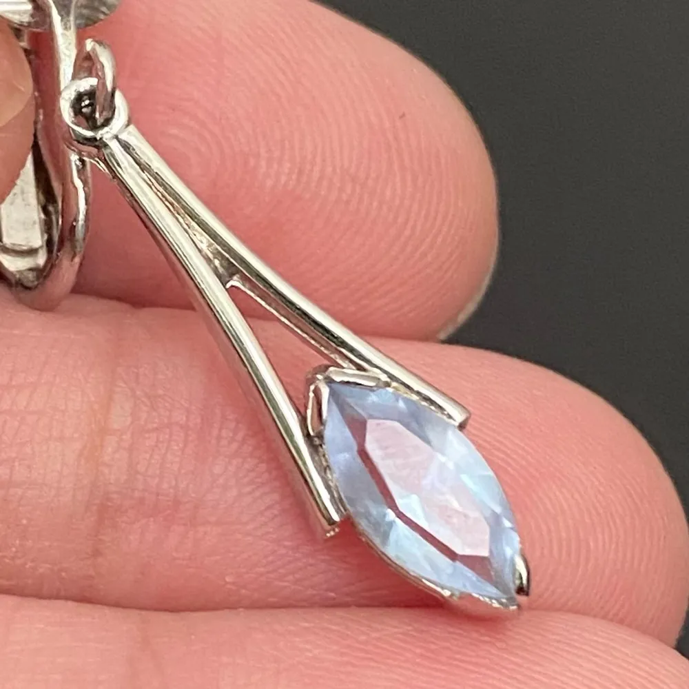 Vintage 1976 AVON Signed Crystal Palace Blue Marquis Drop Clip Earrings - Image 5