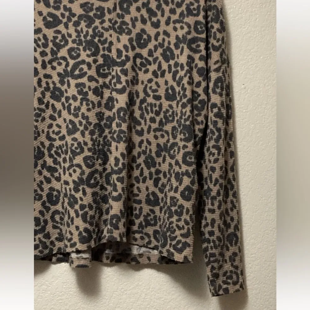 Vince Camuto Cheetah Leopard Print Turtleneck Blouse! - Image 4