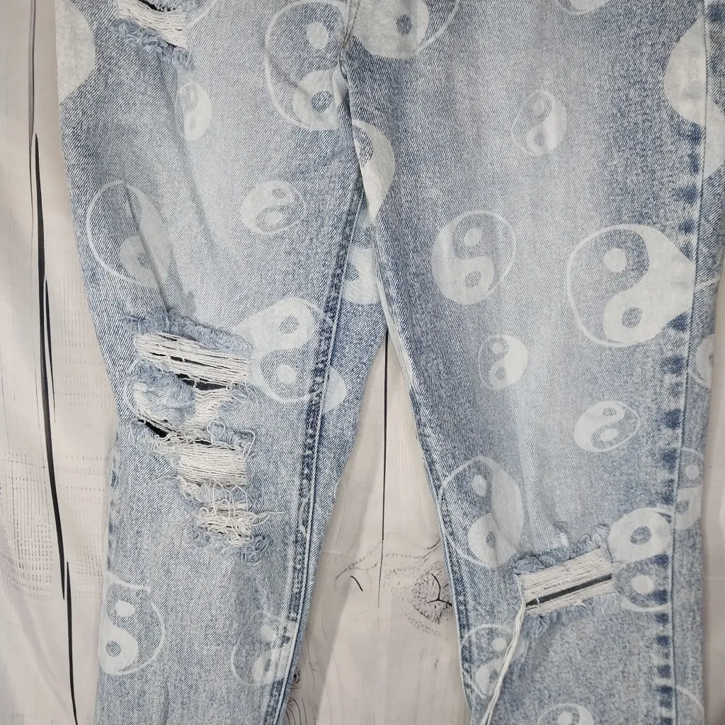 Tinseltown Distressed Yin Yang Light Blue Jeans Witj Raw Hem - Image 3
