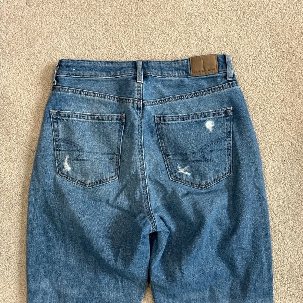 American eagle comfort blue distressed high rise mom jean’s - Image 4