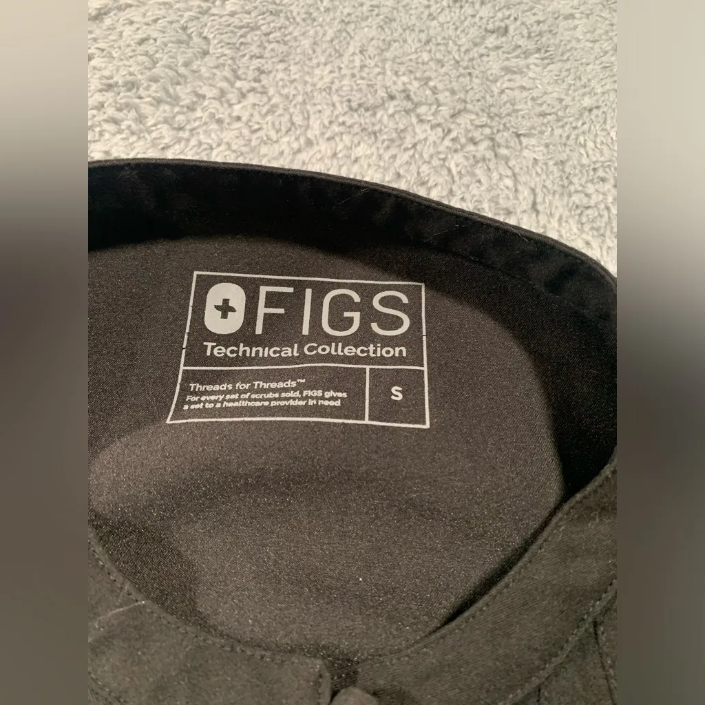 Figs black scrub top small - Image 5