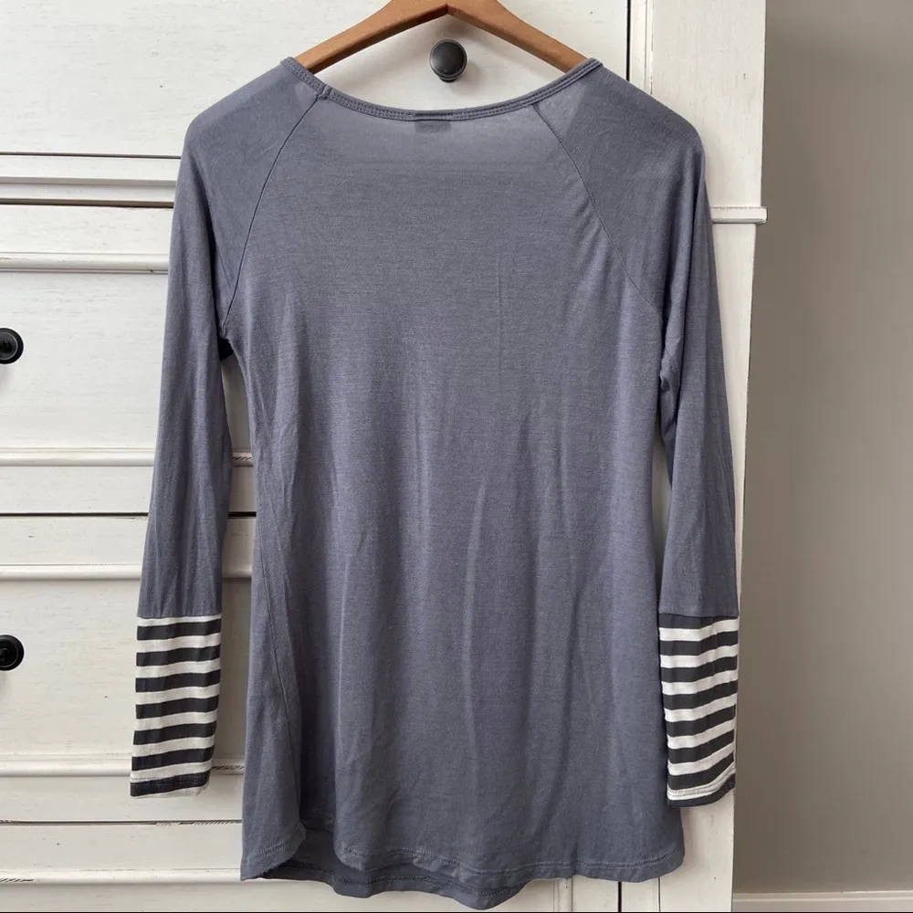 Color Bear Gray Deer with Gold Arrows Shirt. Size Small. EUC - Image 4