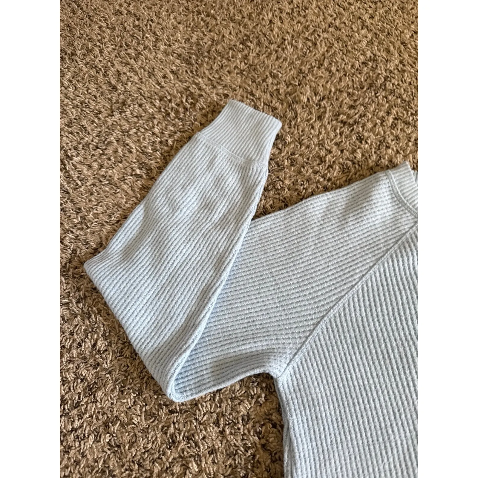 Old Navy Women's Light Blue Long Sleeve Plush Tee Size‎ Small - Image 6