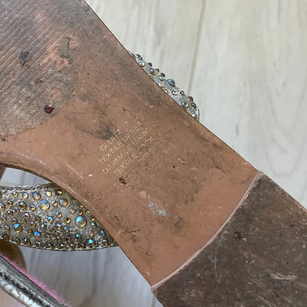 Betsey Johnson Rhinestone Sparkly Flip Flop Sandals Gold (Size 7) y2k 90s - Image 3