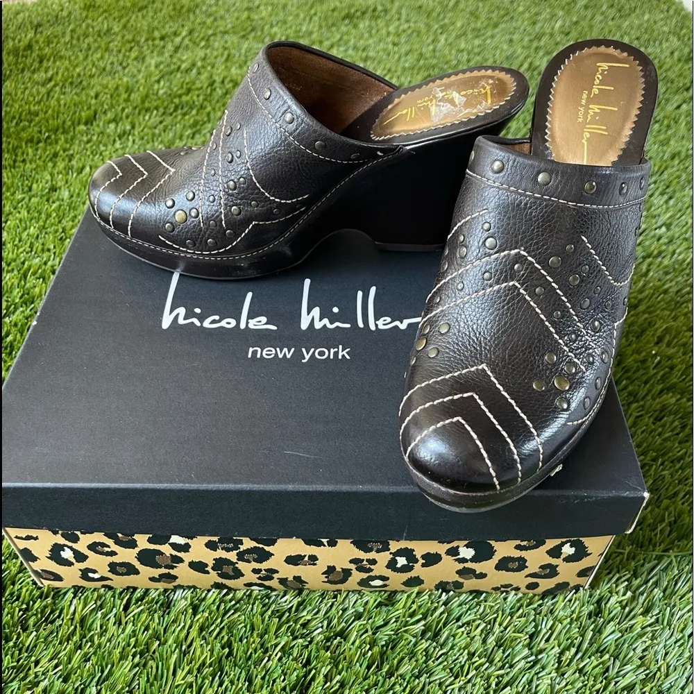 Nicole Miller ELEN Dark Brown Tumbled Valencia Clogs Size 8 - Image 2