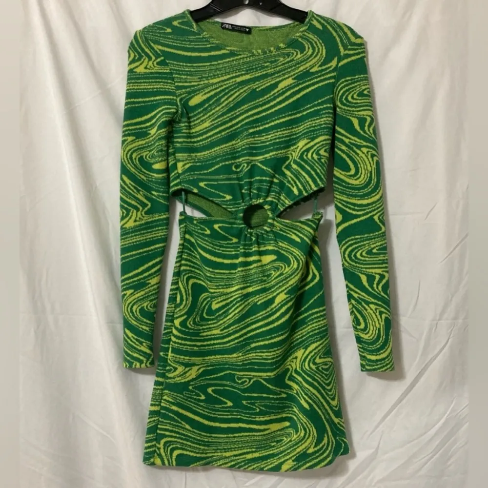 Zara jacquard cutout mini dress size Med
Green & yellow - Image 3