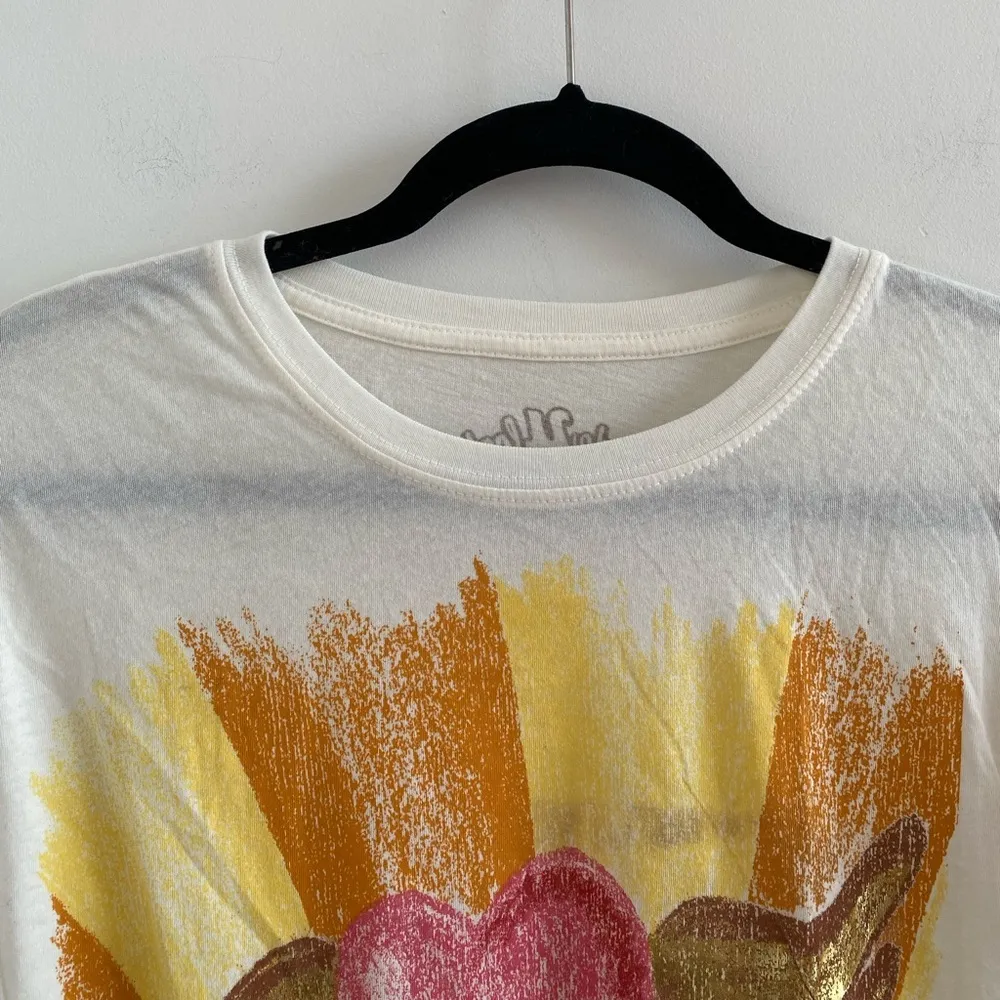 MadeULook Cream Angel Wing Rainbow Sunrise Graphic Tee Size L (FLAW) Size L - Image 2