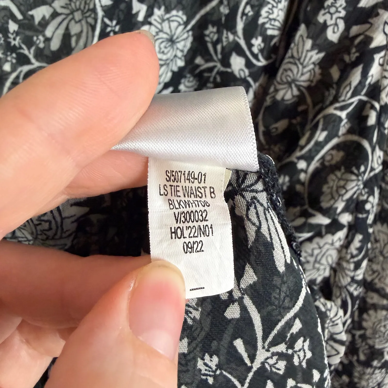 Old Navy Smocked Floral Blouse Size 3X Black Sheer Whimsigoth Lightweight Boho - Image 9