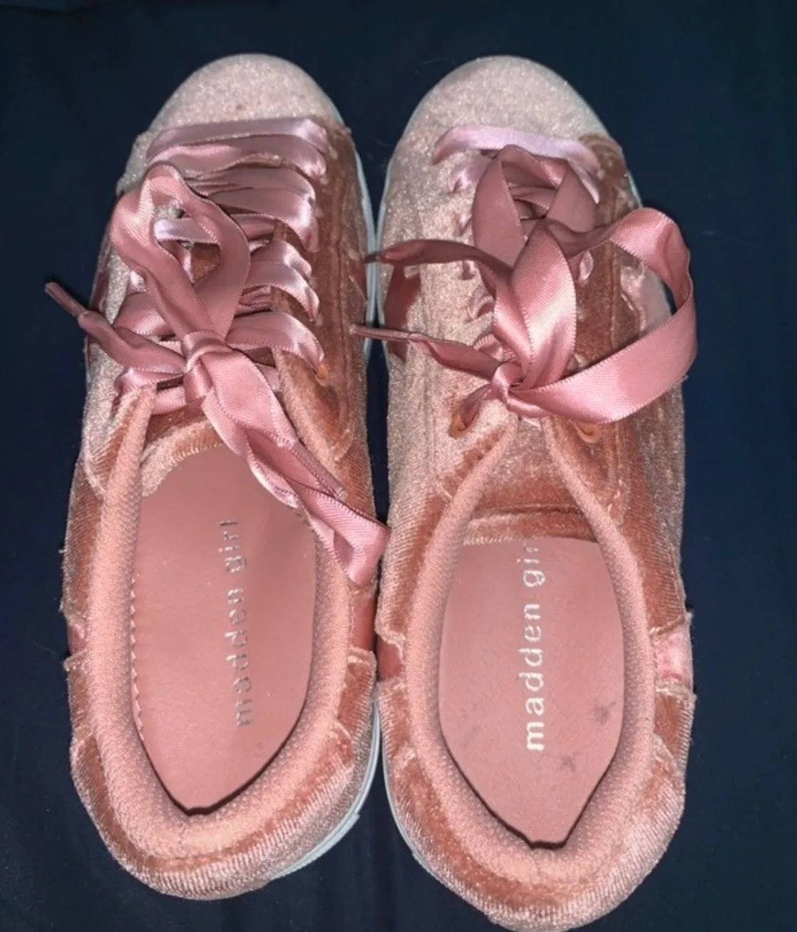 Sneakers Size 5 - Image 2