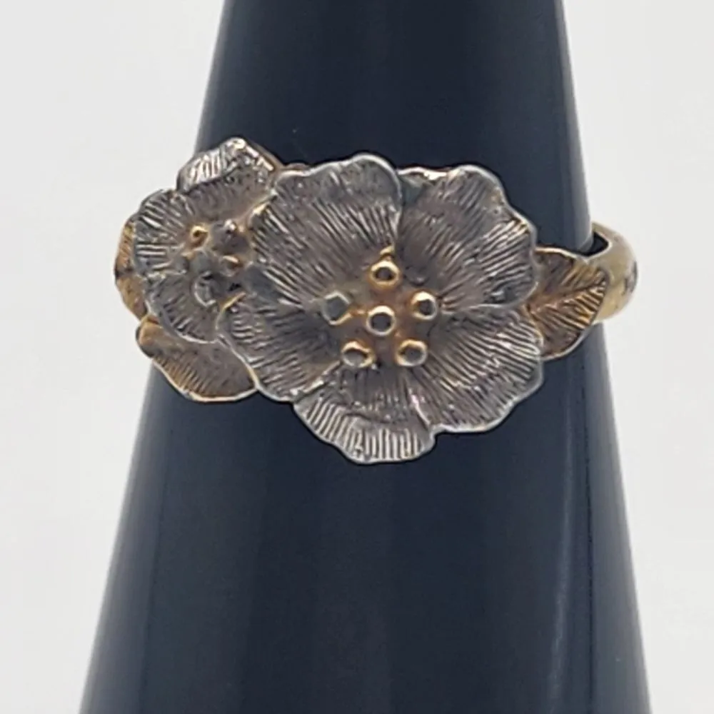 Vintage Avon Dogwood Apple Blossoms Silver Tone & Gold Tone Ring (5) - Image 2