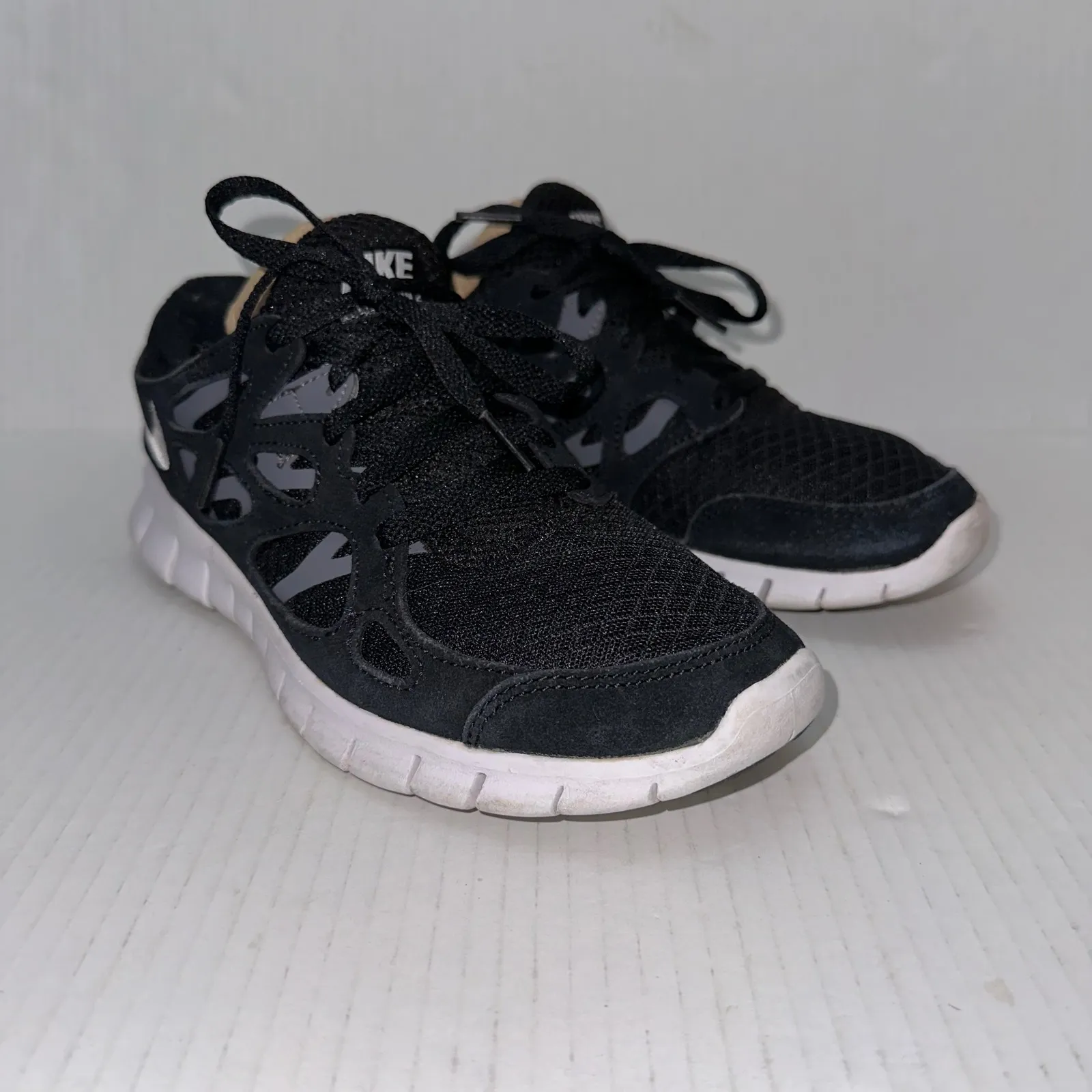 Nike Free Run 2 Sneakers Womens 7.5 Black Gray Wht Athletic Shoes DM9057-001 - Image 2