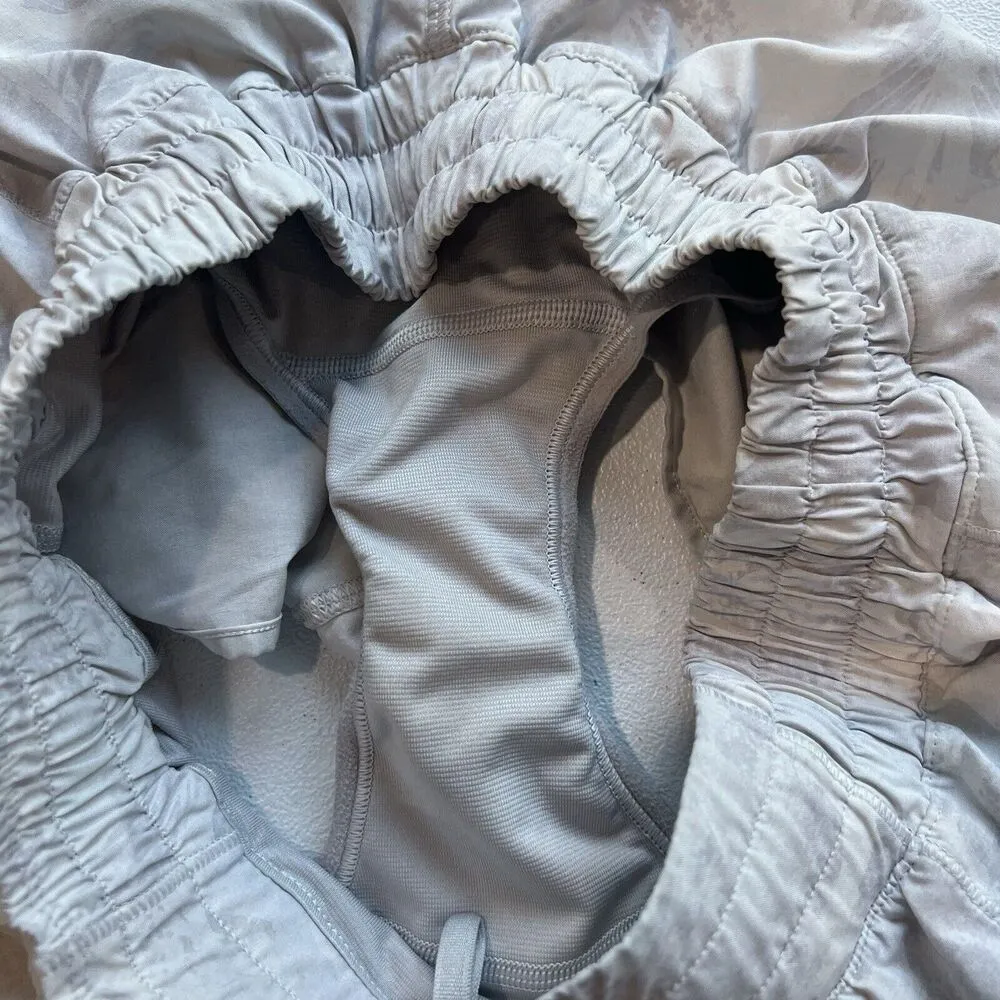 Lululemon  Hotty Hot Short Low Rise *2.5" Mini Tropical Shadow Starlight Size 6 - Image 4