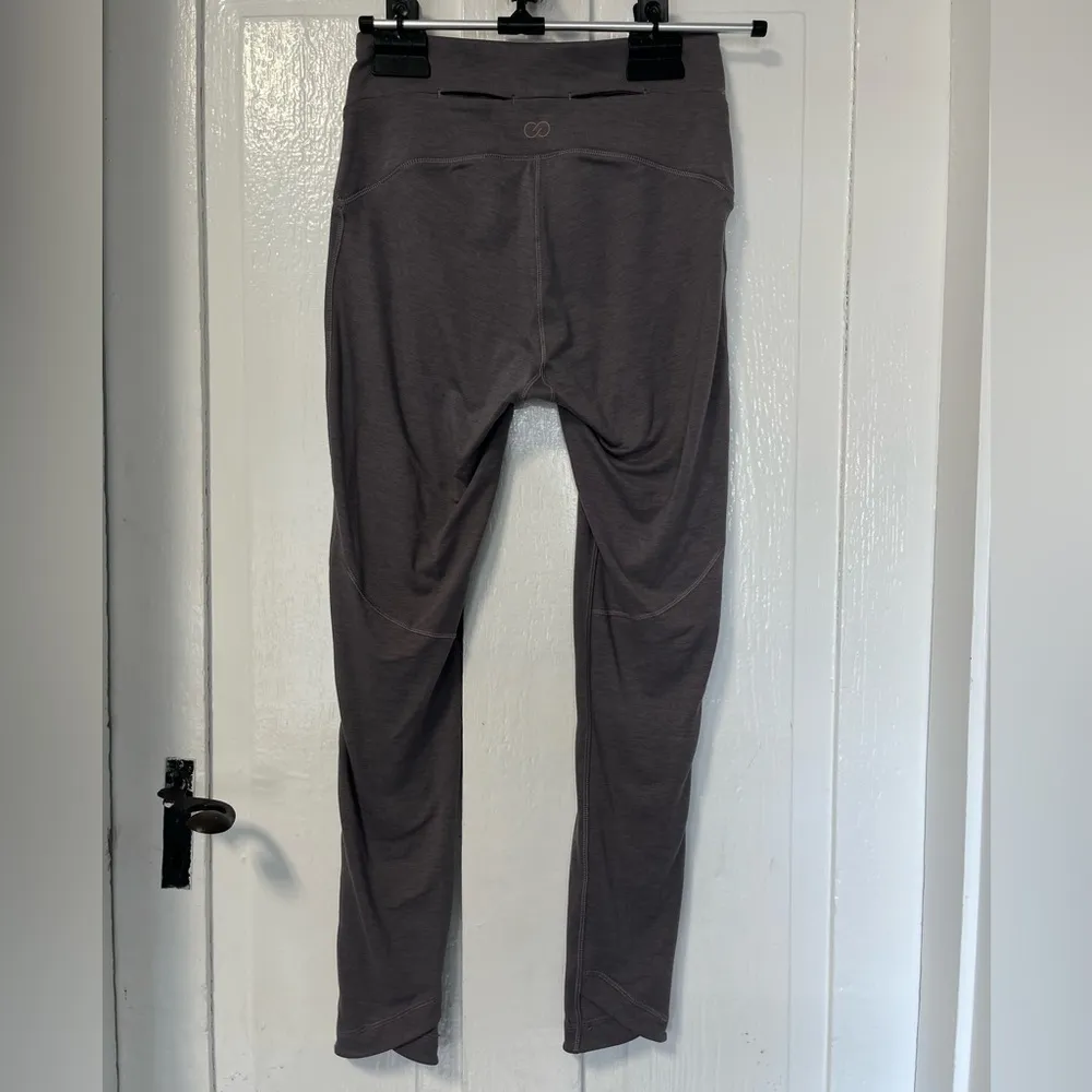 Calia by Carrie Underwood High Rise 7/8 crossover ankle legging size small Gray - Image 2