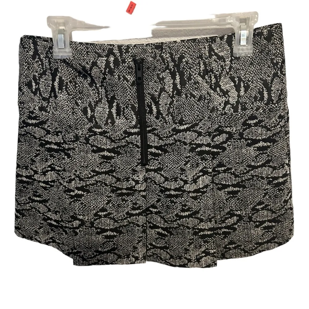 W118 Walter Baker grey and black animal print pleated mini skirt size 8 - Image 2