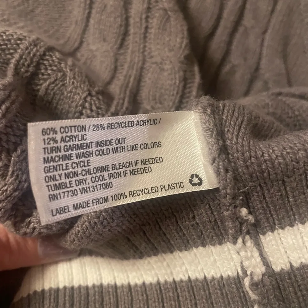 Women’s medium vest. Cable knit V neck relaxed fit. - Image 4