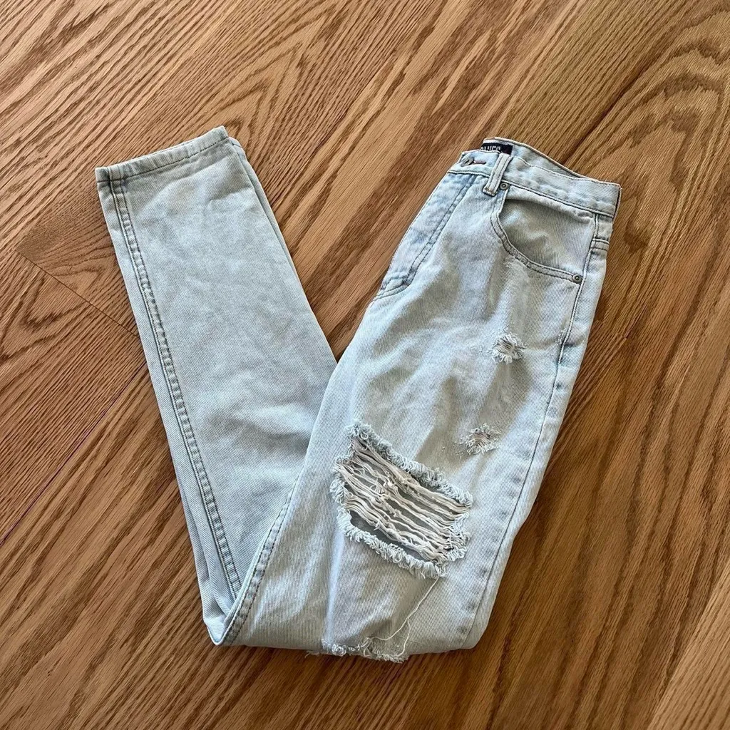 Light wash distressed jeans - Image 6