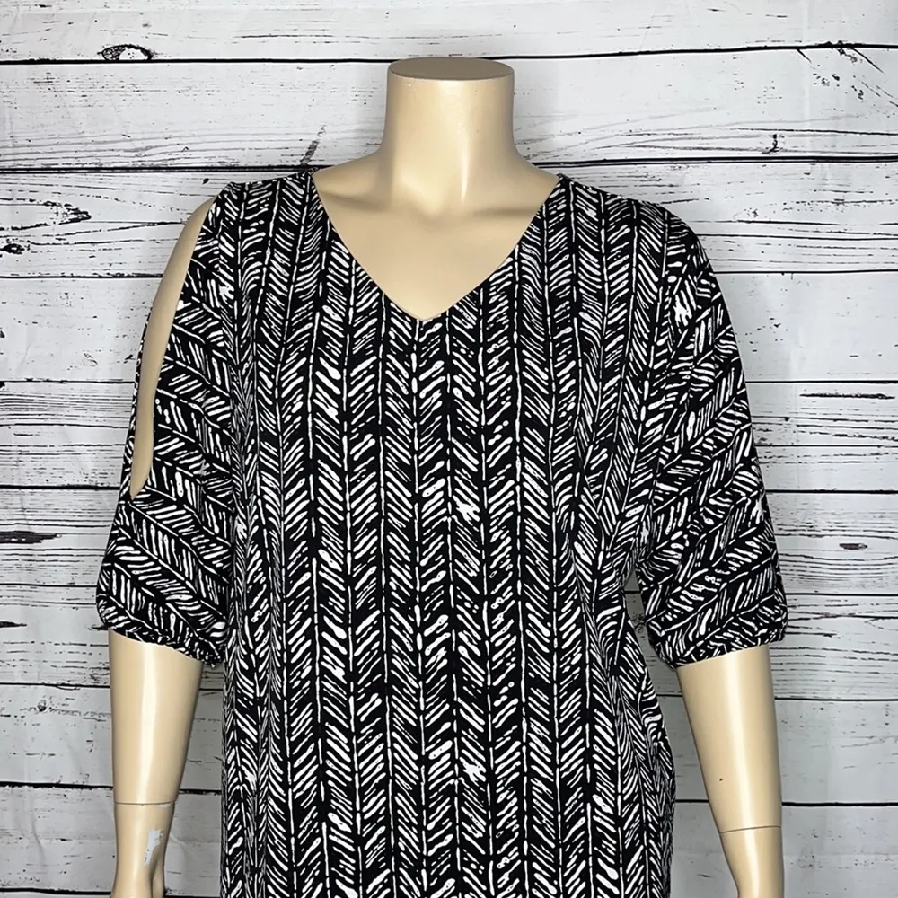 Lane Bryant Size 18/20 Black Printed Cold Shoulder Asymmetrical Hem Blouse Top - Image 2