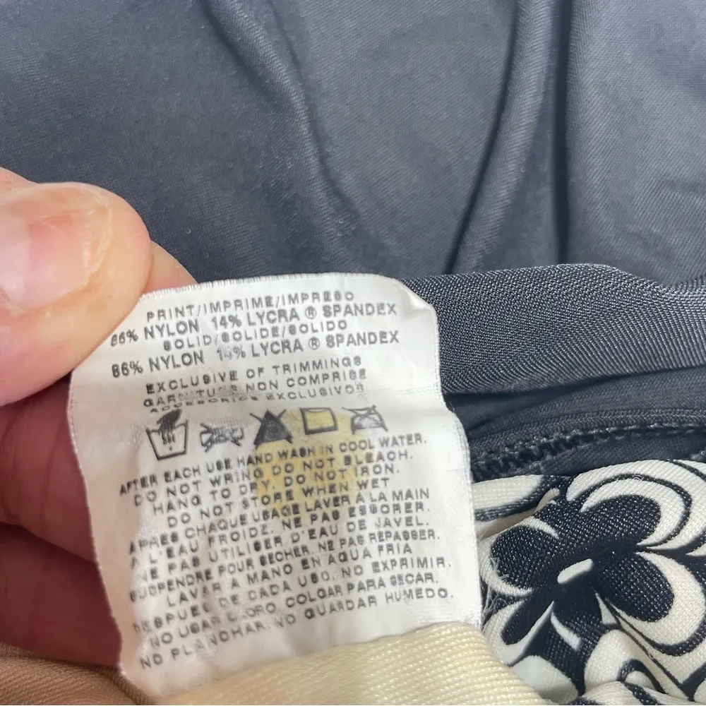 IT FIGURES! Size 10 "He Loves Me" DAISY Print EMPIRE WRAP Swim Dress in BLACK - Image 11