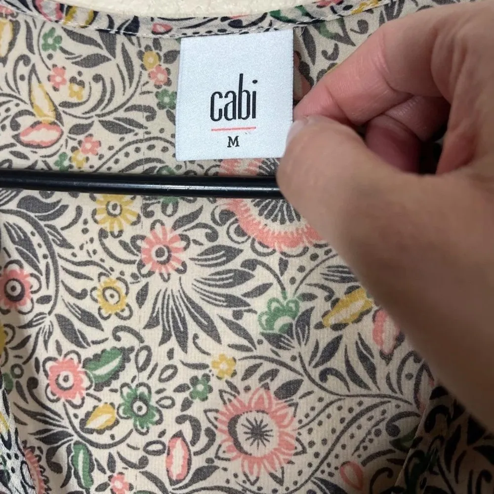 Cabi Floral Print Ruffle Short Sleeve Vneck Poet Blouse Medium - Image 7