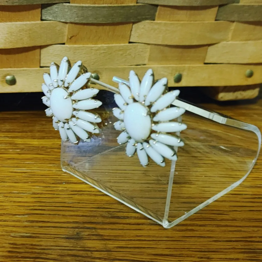 Napier White Enamel Daisy Clip On Earrings Vintage Floral Gold Tone Retro - Image 6