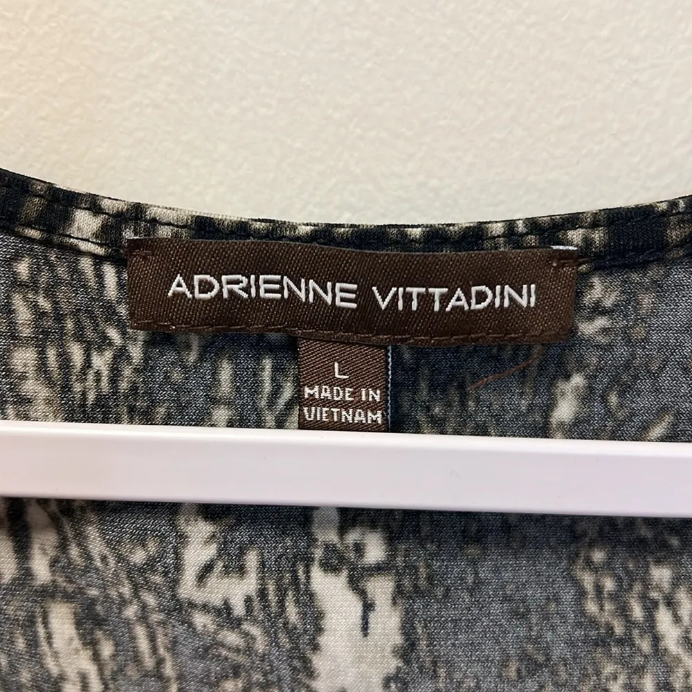 Adrienne Vittadini Black Pattern Cap Sleeve V-Neck Top EUC Size Large - Image 3