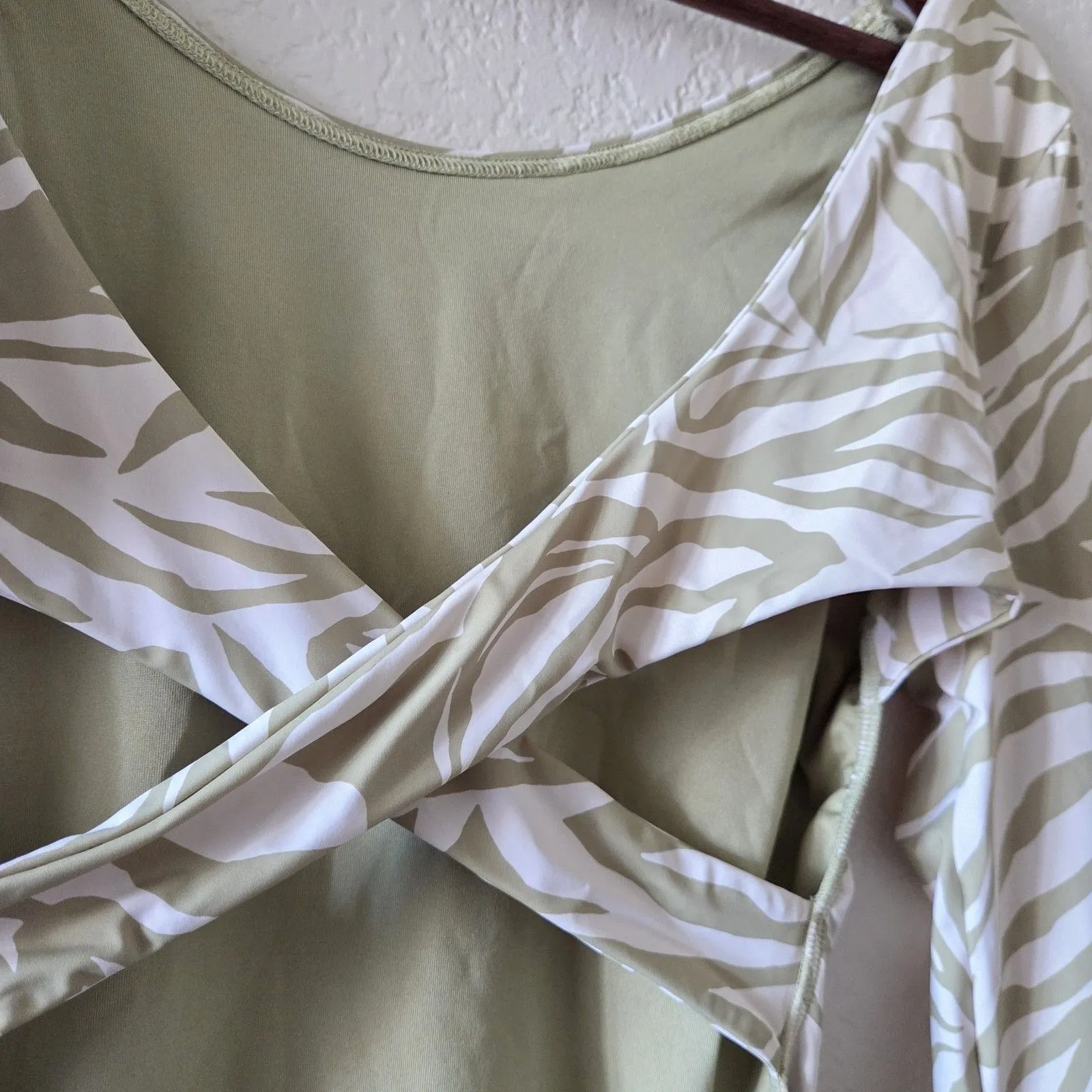 Billabong Long Sleeve Swim Bodysuit Zebra Green White Cross Back XL - Image 4