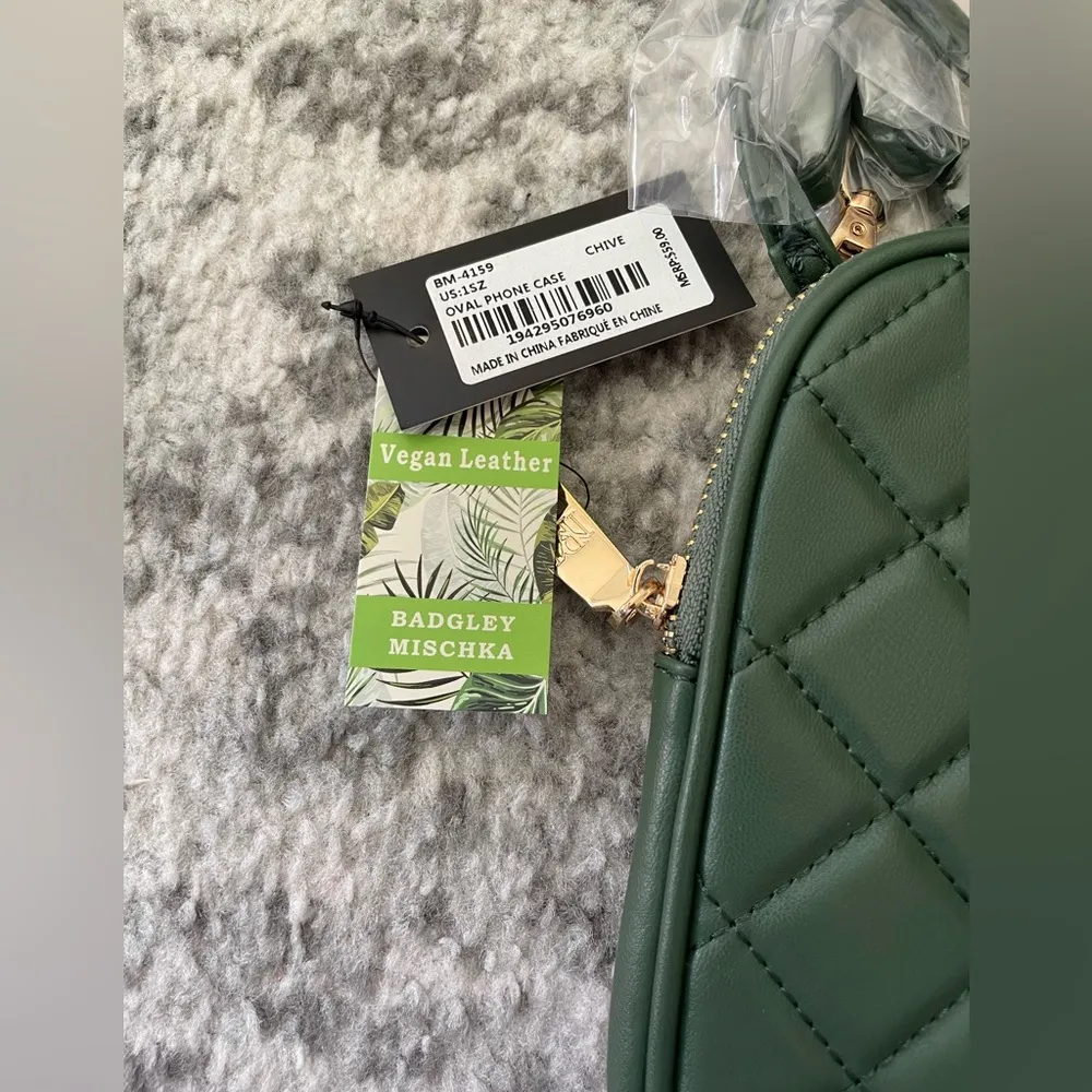 Badgley Mischka Diamond Quilted Oval Crossbody Phone Case in chive NWT - Image 7