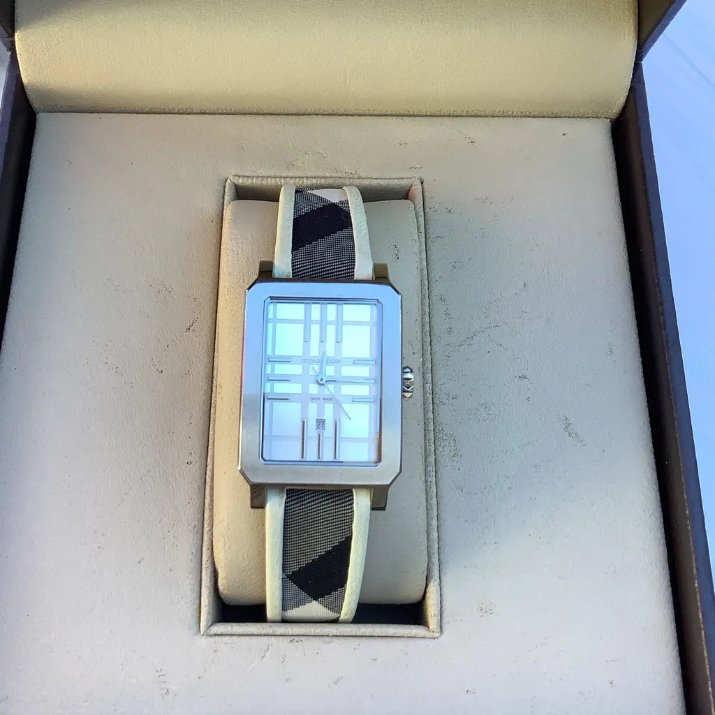 Beautiful modern ladies BURBERRY watch 🔥🔥🔥 - Image 9