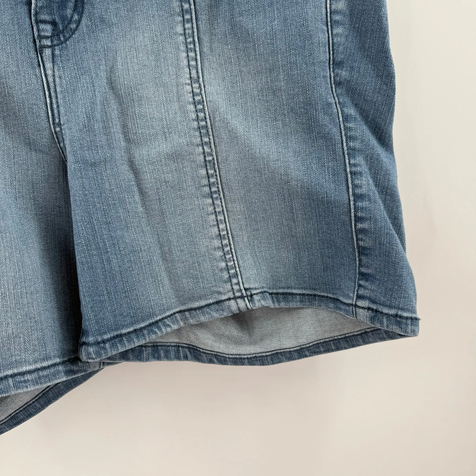 Torrid Women's SZ 14 High Rise Bombshell Denim Shorts 5” Stretch Sorrento NWT - Image 15