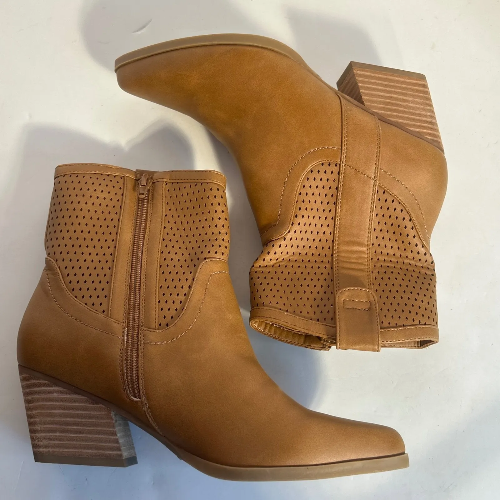 Dolce Vita Kirby Tan Perforated Ankle Boots Women's Size 9 Stacked Heel Brown - Image 10