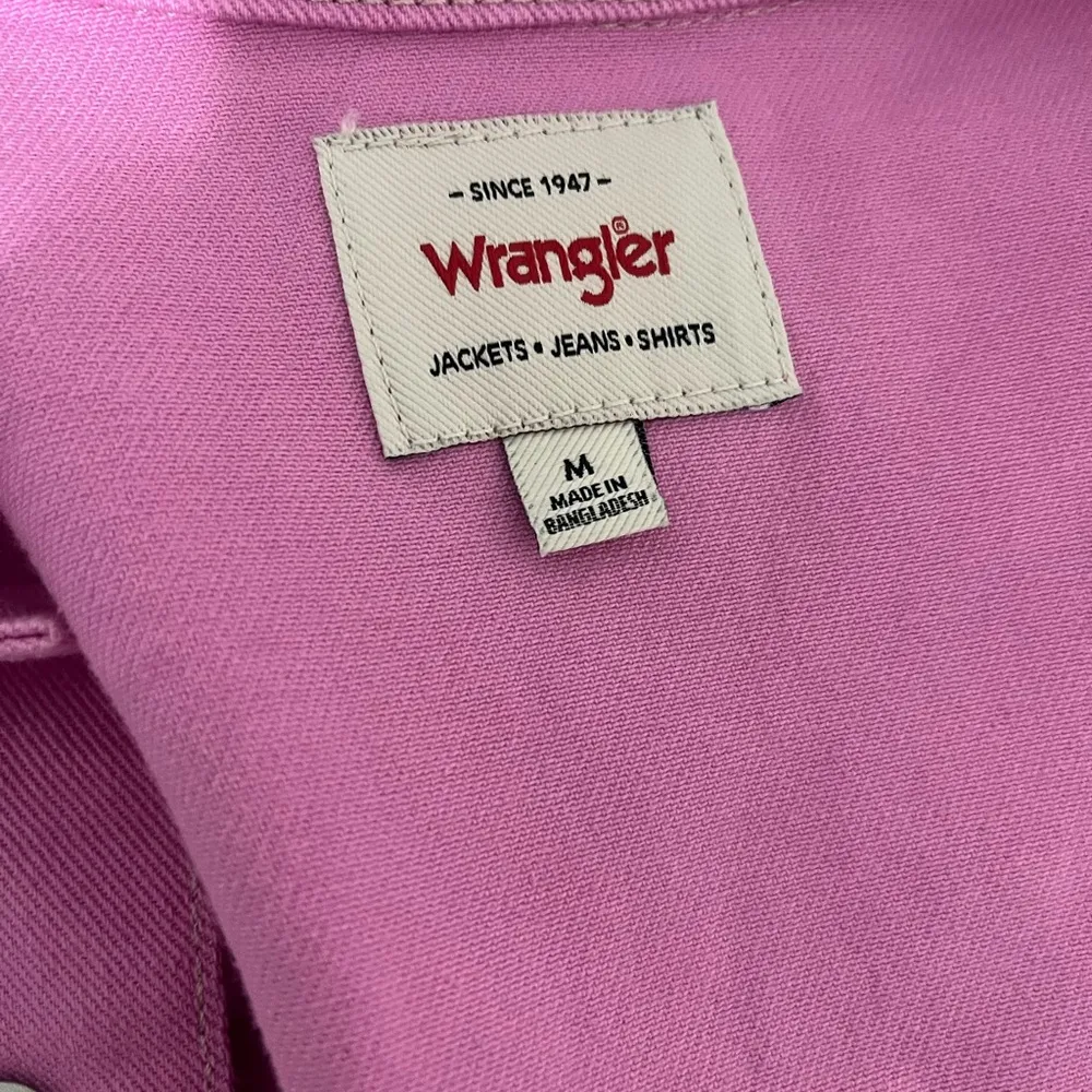 WRANGLER bright pink denim cropped collared jacket - Image 4