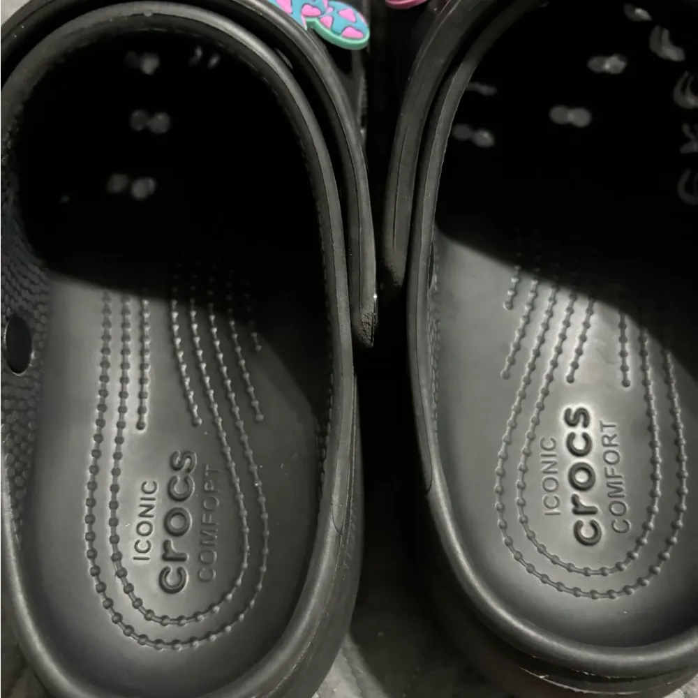 Black platform crocs with Disney charms W7 - Image 4