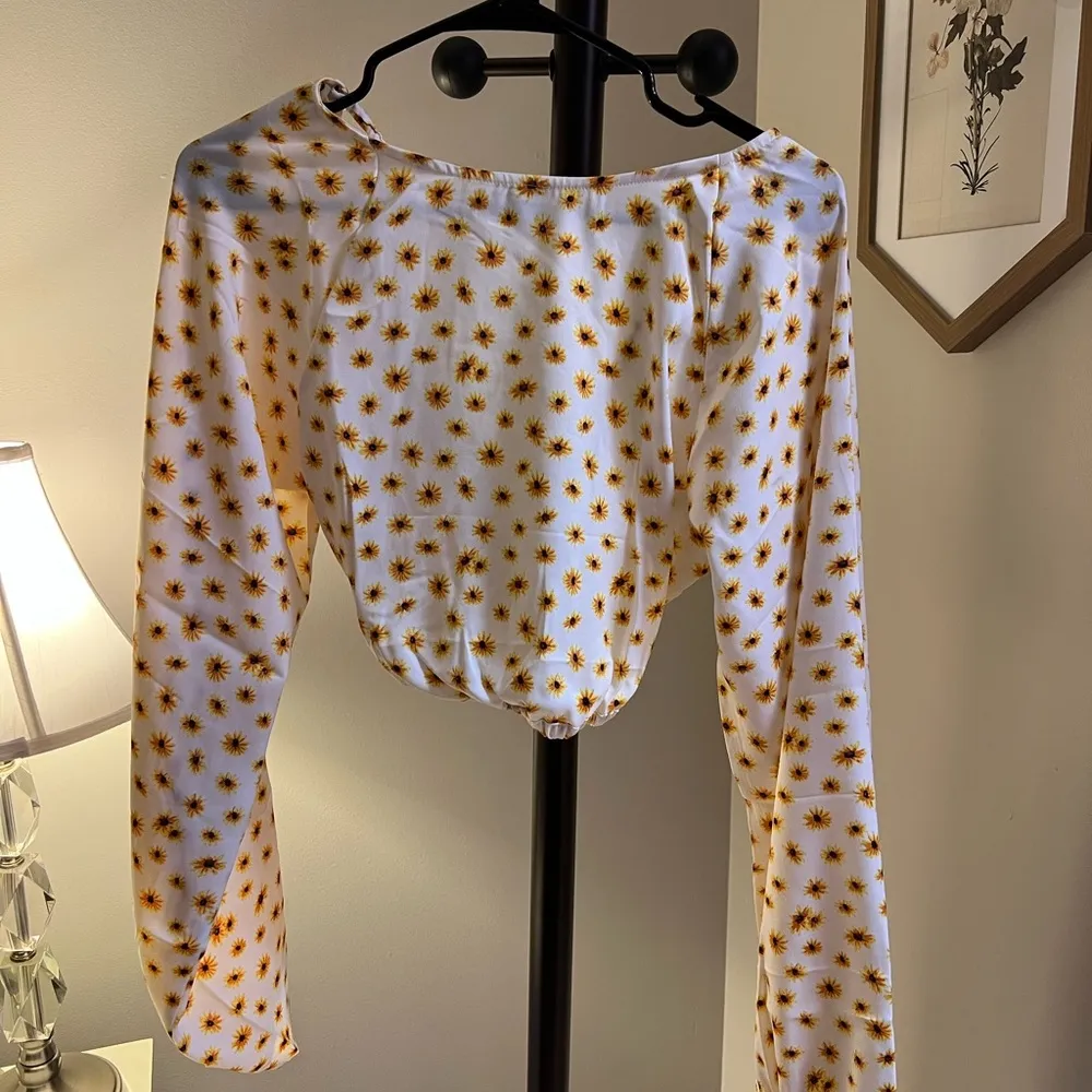 NWT REVOLVE WeWoreWhat billow sleeve top in ditsy daisy boho indie hippie 70s - Image 3