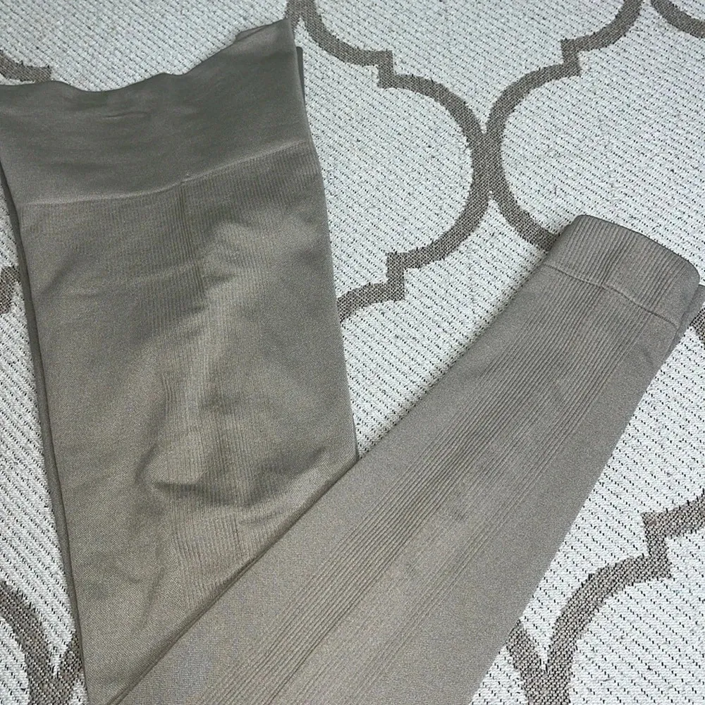 Set Active SCULPTFLEX
Leggings Seamless side ribbed neutral leggings - Image 2