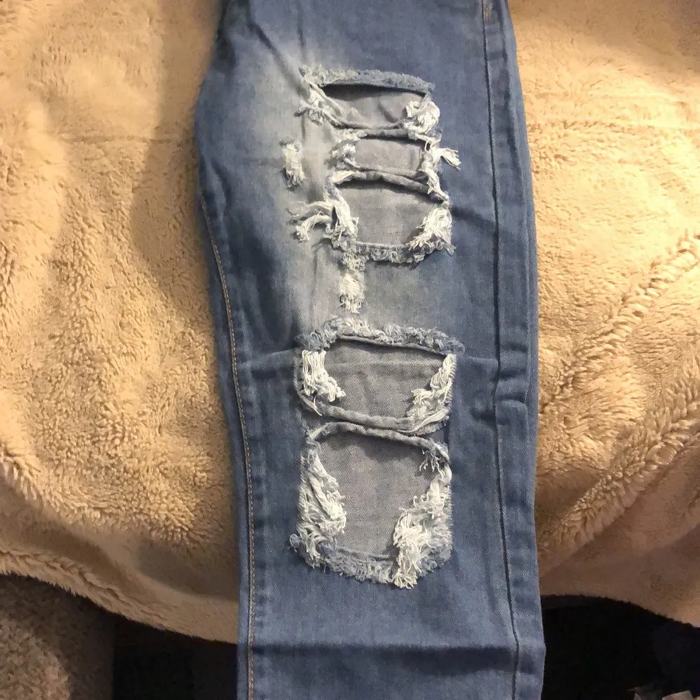 NWT Sheilay Ripped Jeans, size XL - Image 3