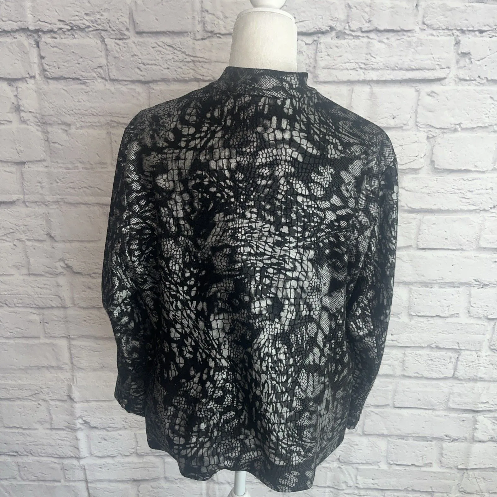 Chico’s Women’s Artsy Contemporary Silver Black Multi Print Jacket 3/XL - Image 3